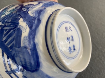 Bol en porcelaine de Chine en bleu et blanc &agrave; d&eacute;cor narratif, marque et &eacute;poque de Kangxi