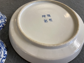 Four Chinese blue and white 'Buddhist lions' cups and their round tray, Shun Li Kin Ji mark, 19th C.