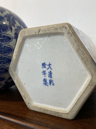 Trois vases en porcelaine de Chine en bleu et blanc, 19&egrave;me