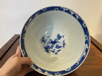 Bol en porcelaine de Chine en bleu, blanc et rouge de cuivre &agrave; d&eacute;cor de carpes, Kangxi