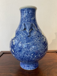 Vase de forme 'hu' en porcelaine de Chine en bleu et blanc, marque de Qianlong, R&eacute;publique