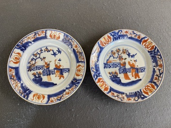 Paire d'assiettes en porcelaine de Chine de style Imari &agrave; d&eacute;cor d'une femme avec deux gar&ccedil;ons, Kangxi