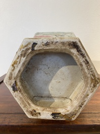 Vase de forme hexagonale en porcelaine de Chine qianjiang cai, sign&eacute; Ma Qingyun 馬慶雲, dat&eacute; 1917