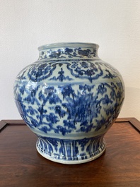 Grande jarre de type 'guan' en porcelaine de Chine en bleu et blanc &agrave; d&eacute;cor de rinceaux de lotus, Ming