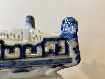A rare Chinese blue and white 'chanab' altar stand, 19th C.