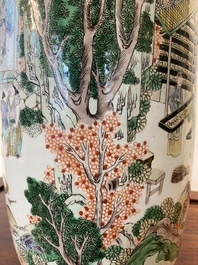 Beau vase de forme rouleau en porcelaine de Chine famille verte &agrave; d&eacute;cor de la production de riz, 19&egrave;me