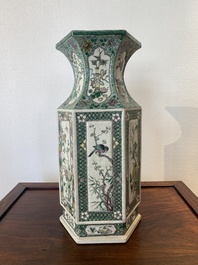 Vase de forme hexagonale en biscuit &eacute;maill&eacute; vert, Chine, 19&egrave;me