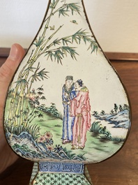 Vase de forme losange en &eacute;maux de Canton &agrave; d&eacute;cor des 'quatre saisons', Chine, marque et &eacute;poque de Qianlong