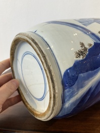 Vase de forme rouleau en porcelaine de Chine en bleu, blanc et rouge de cuivre &agrave; sujet narratif, Kangxi