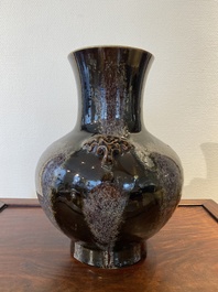 Vase de forme 'hu' en porcelaine de Chine &agrave; &eacute;mail brun-flamb&eacute;, marque de Kangxi, 19&egrave;me