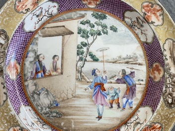 Assiette en porcelaine de Chine famille rose &agrave; d&eacute;cor d'acrobats de type 'Rockefeller', Jiaqing