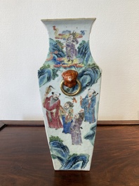 Vase de forme carr&eacute;e en porcelaine de Chine famille rose &agrave; d&eacute;cor d'immortels, 19&egrave;me