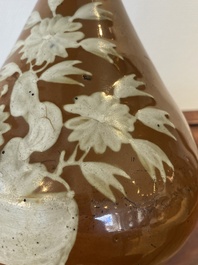 Een Chinese flesvormige Swatow-stijl vaas met wit slibdecor op bruine fondkleur, Zhushan ovens, late Ming