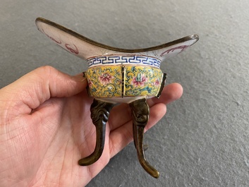 Een Chinese rituele wijnbeker of 'jue' in Canton email met gele fondkleur, Yongzheng