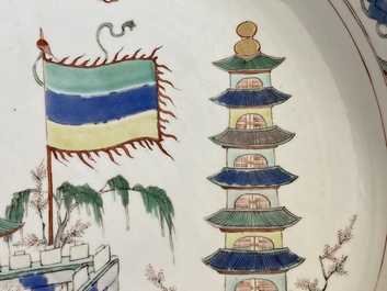 Plat en porcelaine de Chine famille verte &agrave; d&eacute;cor d'une pagode, Kangxi