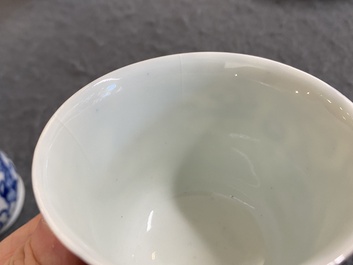 Quatre tasses sur leur plateau en porcelaine de Chine en bleu et blanc, marque Shun Li Kun Ji, 19&egrave;me