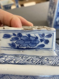 Een paar Chinese vierkante blauw-witte dekselvazen met verhalende decors, Kangxi