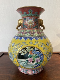Vase &agrave; deux parties amovibles et ajour&eacute; en porcelaine de Chine famille rose, marque de Qianlong, 20&egrave;me