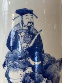 Vase de forme rouleau en porcelaine de Chine en bleu et blanc &agrave; d&eacute;cor des 'Sanxing', probablement 19&egrave;me