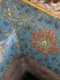 Paire de vases de forme 'gu' en &eacute;maux cloisonn&eacute;s, Chine, Kangxi