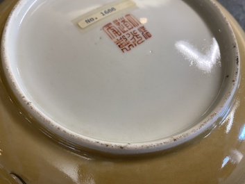 Een paar Chinese famille rose borden met sprinkhanen op caf&eacute;-au-lait fondkleur, Daoguang merk en periode