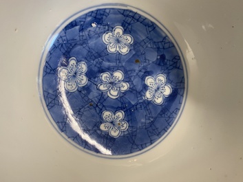 Een Chinese blauw-witte 'prunus op gebroken ijs' kom, Chenghua merk, Kangxi