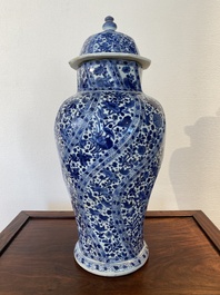 Vase couvert en porcelaine de Chine en bleu et blanc, Kangxi