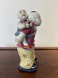 Groupe en porcelaine de Chine famille rose figurant deux gar&ccedil;ons, marque Zhu Mao Ji Zao 朱茂記造, R&eacute;publique