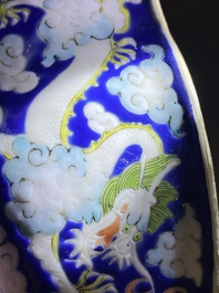 Deux bols aux dragons et un vase &agrave; d&eacute;cor floral en porcelaine de Chine famille rose, 19/20&egrave;me