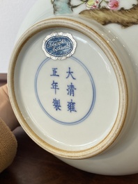 Vase de forme bouteille en porcelaine de Chine famille rose, marque de Yongzheng, R&eacute;publique