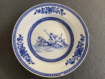 Assiette en porcelaine de Chine en bleu et blanc &agrave; sujet mythologique figurant Neptune, Qianlong