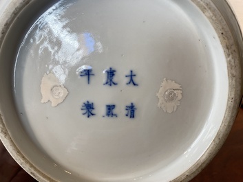 Jardini&egrave;re en porcelaine de Chine en bleu et blanc &agrave; d&eacute;cor de 'Huit chevaux de Mu Wang', marque de Kangxi, 19/20&egrave;me