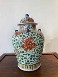 Vase couvert en porcelaine de Chine famille verte &agrave; d&eacute;cor de pivoines, Kangxi