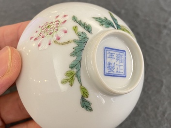 Een Chinese famille rose kom met floraal decor, Yongzheng merk, 20e eeuw