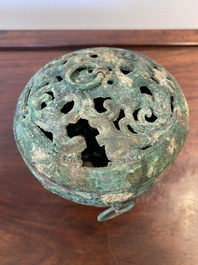 Een Chinese bronzen 'xianglu' wierookbrander met opengewerkt deksel, Westelijke Han