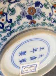 Een Chinese doucai schotel met floraal decor, Yongzheng merk, 19/20e eeuw