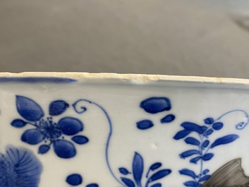 Een Chinese blauw-witte en koperrode kom met karpers, Kangxi