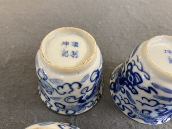 Quatre tasses sur leur plateau en porcelaine de Chine en bleu et blanc, marque Shun Li Kun Ji, 19&egrave;me