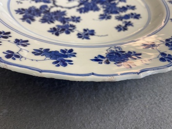 Plat en porcelaine de Chine en bleu et blanc &agrave; d&eacute;cor floral, marque et &eacute;poque de Kangxi
