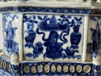 Een zeldzaam Chinees blauw-wit altaarstuk of 'chanab', 19e eeuw