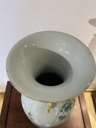Vase en porcelaine de Chine famille rose &agrave; double d&eacute;cor aux sages, sign&eacute; Cai Yun Xuan 彩雲軒, dat&eacute; 1919