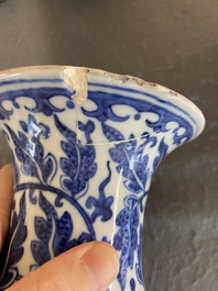 Trois vases en porcelaine de Chine en bleu et blanc, 19&egrave;me