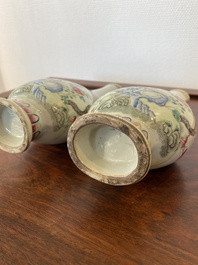 Paire de vases de forme bouteille en porcelaine de Chine famille rose, Jiaqing