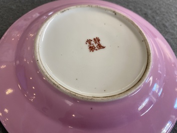 Assiette en porcelaine de Chine en rose monochrome, marque de Jing Yuan Tang Zhi 静远堂製, 19&egrave;me