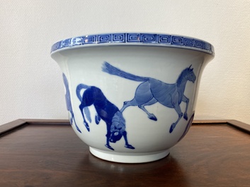 Een Chinese blauw-witte 'Acht paarden van Mu Wang' jardini&egrave;re, Kangxi merk, 19/20e eeuw