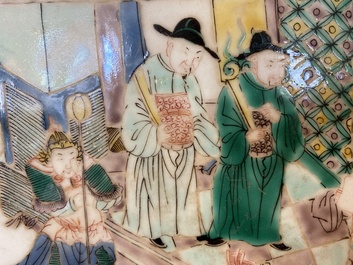 Een Chinese famille verte tegel met verhalend decor, 19e eeuw