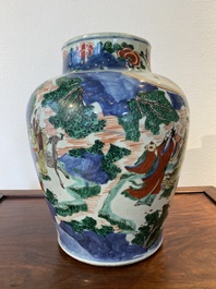 Vase en porcelaine de Chine wucai &agrave; d&eacute;cor des 'huit immortels', &eacute;poque Transition