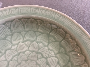 Plat en porcelaine de Chine en c&eacute;ladon &agrave; d&eacute;cor d'un lotus, Qianlong/Jiaqing