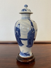 Vase couvert en porcelaine de Chine en bleu et blanc, marque Yu, Kangxi