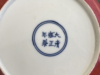 Coupe en porcelaine de Chine &agrave; d&eacute;cor en dor&eacute; et grisaille au dos en rouge de rubis, marque de Yongzheng, 19/20&egrave;me